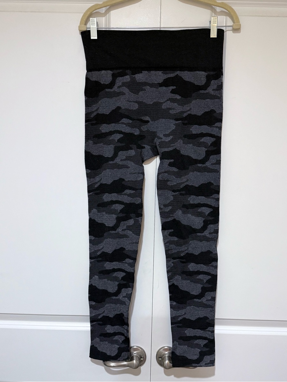 Wonderly High-Waist Camo Knit Fleece Leggings - Black & Gray